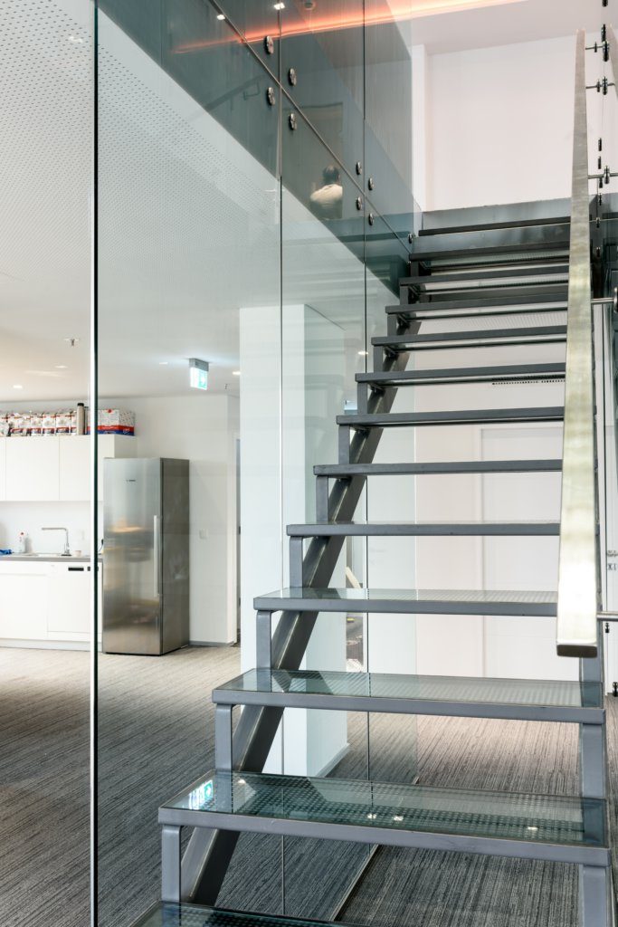 B&W Glasbau Glaswand Verglasung Trennwand Treppe